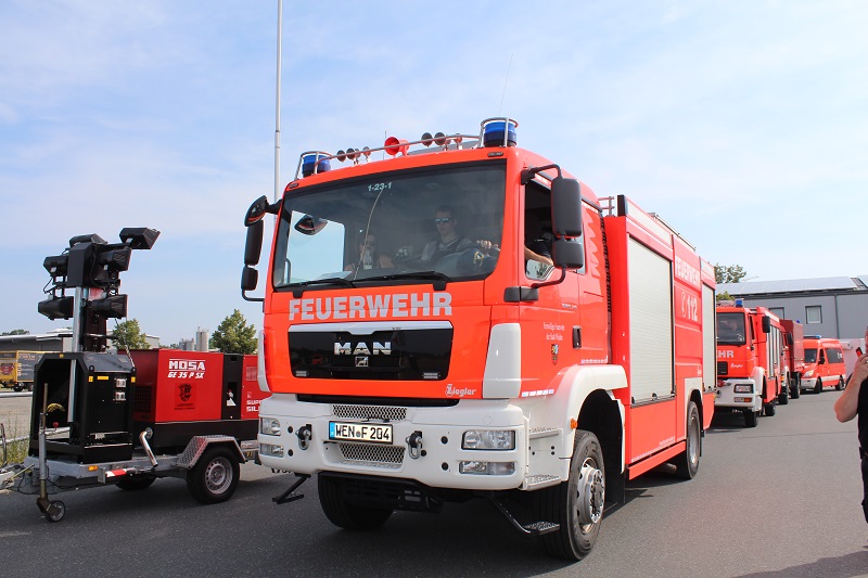 Die ersten Fahrzeuge treffen am Festplatz in Weiden ein