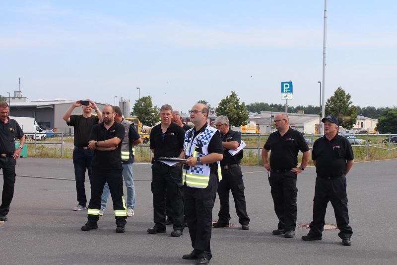 Kontingentführer Kreisbrandrat Marco Saller beim Verlesen des Marschbefehls