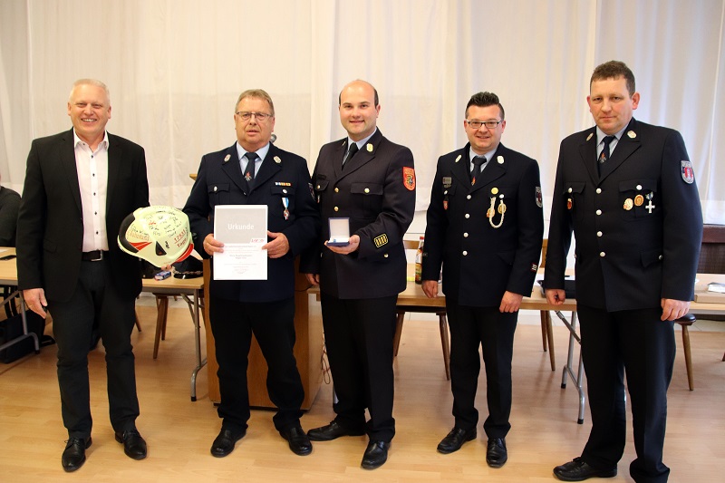 Übergabe Bayerisches Feuerwehrehrenkreuz in Silber an Edgar Goss
