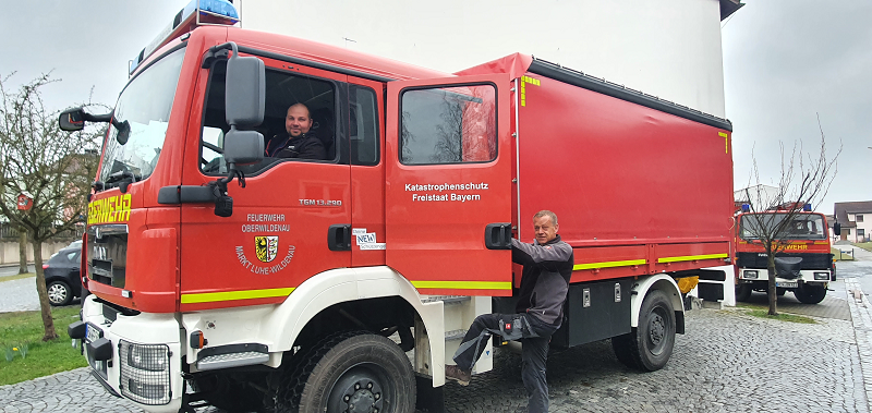 Feuerwehrauto bei der Abfahrt Richtung Polen zur Ukraine-Hilfe