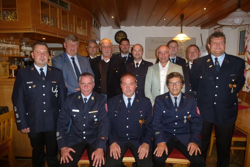 Bild zeigt die Geehrten und Führungskräfte