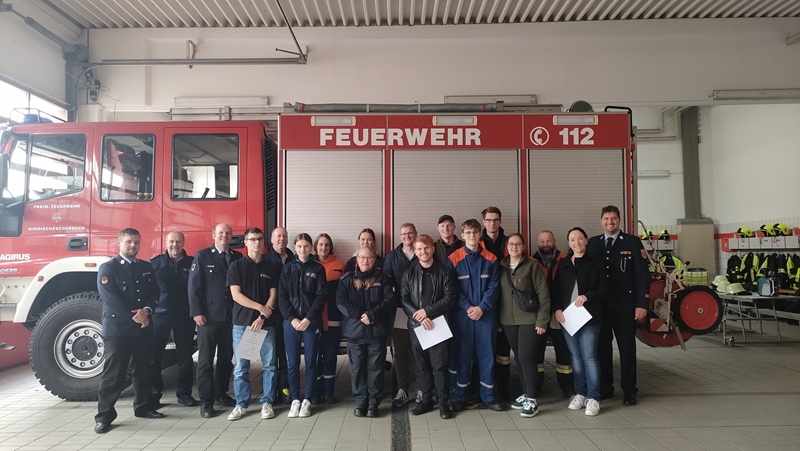 Gruppenfoto der Teilnehmer mit den Prüfern
