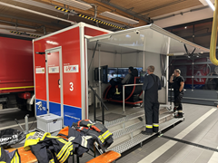 Ein Maschinist sitzt am Einsatzfahrtensimulator und übt eine Einsatzfahrt