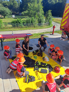 Die Kinderfeuerwehrmitglieder beim Lösen einer Aufgabe zur Abnahme der Kinderflamme