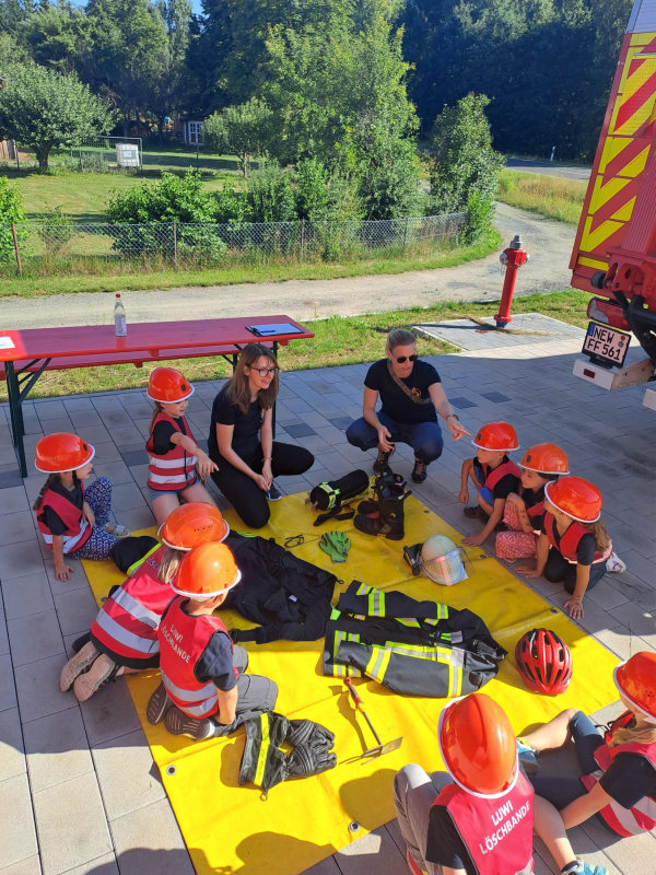 Die Kinderfeuerwehrmitglieder beim Lösen einer Aufgabe zur Abnahme der Kinderflamme