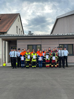 Teilnehmer der MTA Zwischenprüfung in Mantel auf einem Gruppenfoto