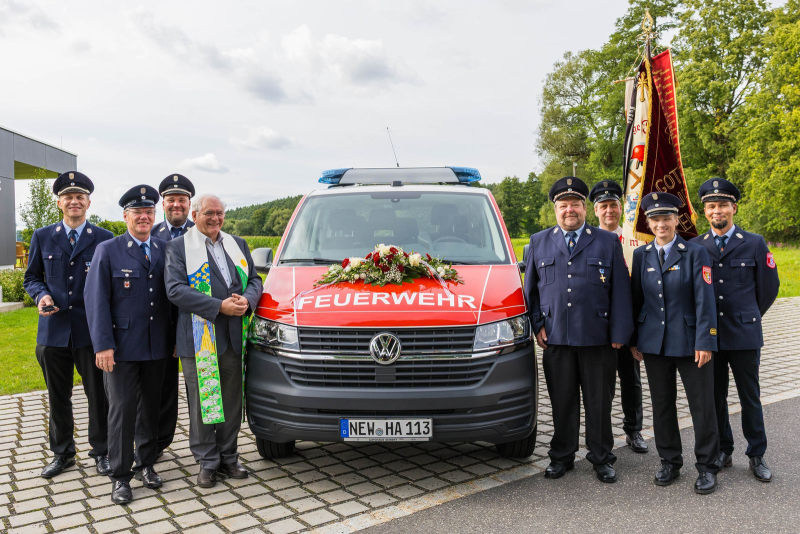 Mannschaftstransportwagen der FF Hammerles in Frontansicht mit zahlreichen Gästen ringsherum