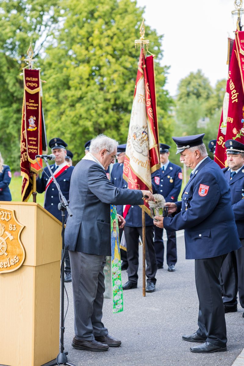 Pfarrer Gerhard Pausch wird bei der Segnung von Ehrenkommandant Hermann Sellmeyer als Mesner unterstützt