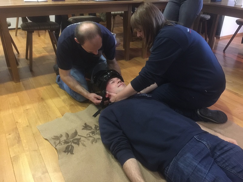 Abnehmen eines Helmes