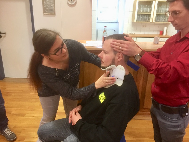 Anlegen einer Halskrause