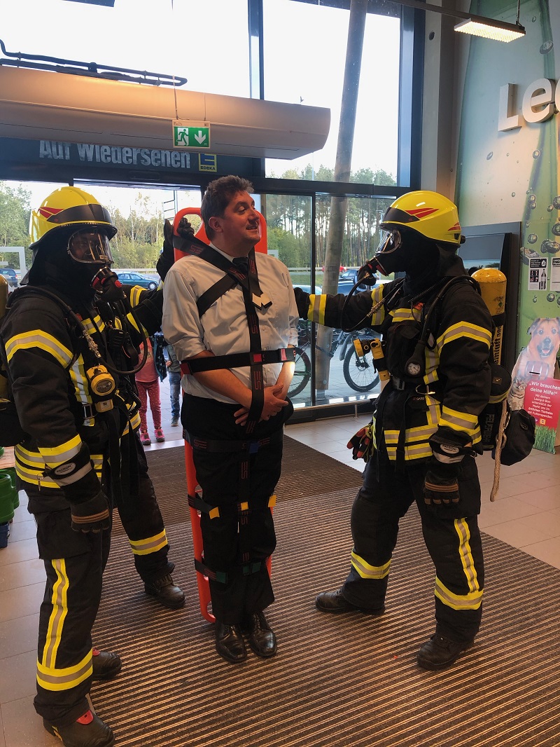 Demonstration eines Spineboards.