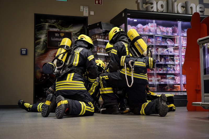 Übung der Rettung eines verunglückten Atemschutzträgers.