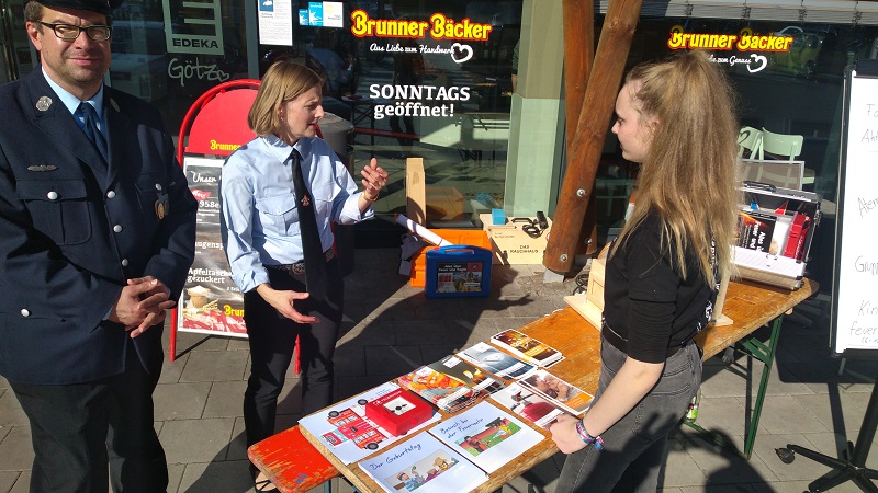 Präsentation von Gerätschaften und Informationsmaterial für die Brandschutzerziehung.